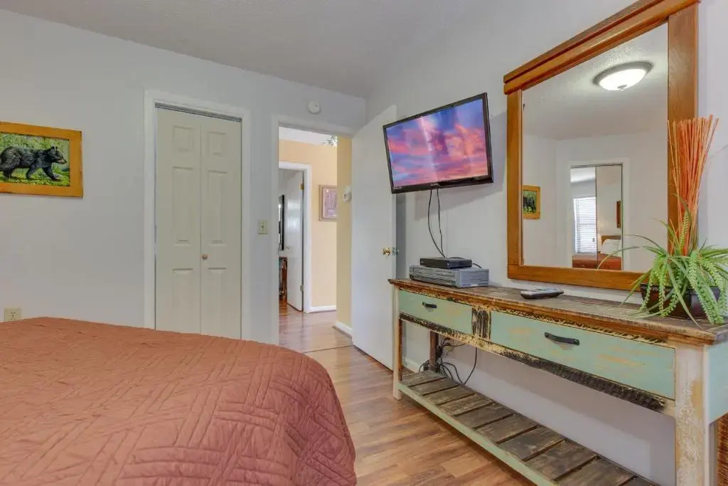Smoky Mountain Dreams, 3 Bedrooms, Pool Access, Hot Tub, WiFi, Sleeps 7