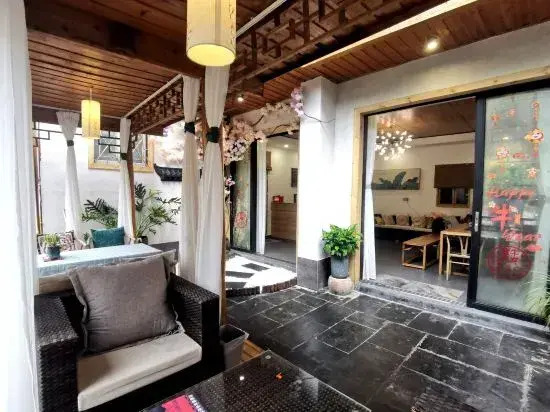 Fenghuang Shanjianxishui Courtyard Inn
