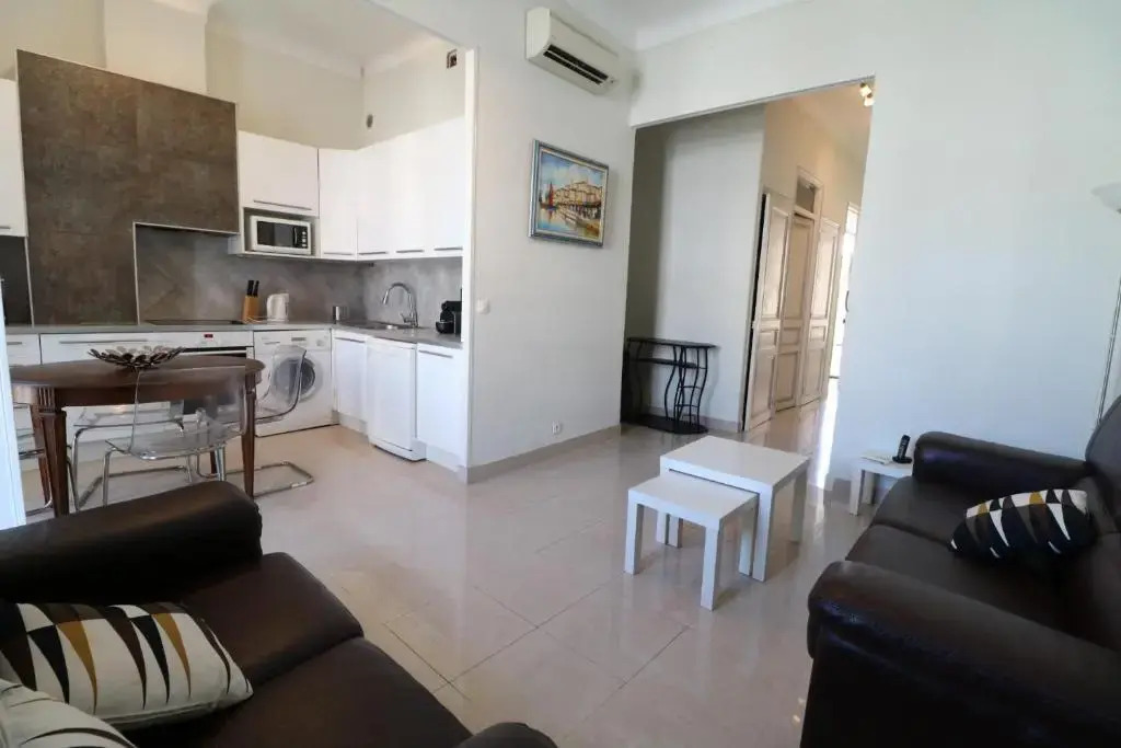 2 Bedroom Forville. 8 Mins From the Palais. 328