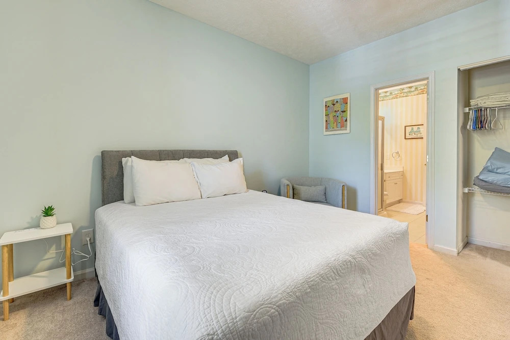 Sunny Coastal Condo ~ 1 Mi to N Myrtle Beach!