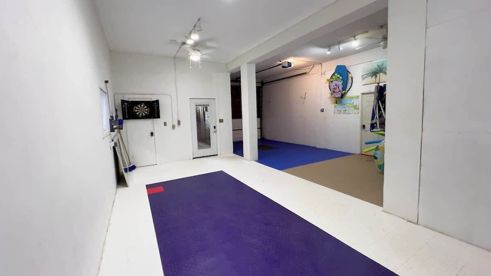 Fun Retro Island Vibe - Sleeps 17 - Beach 1 Block