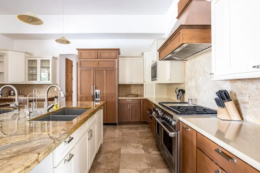 Upscale W/ Pool, Chefs Kitchen & Stables 6 Bedroom Home