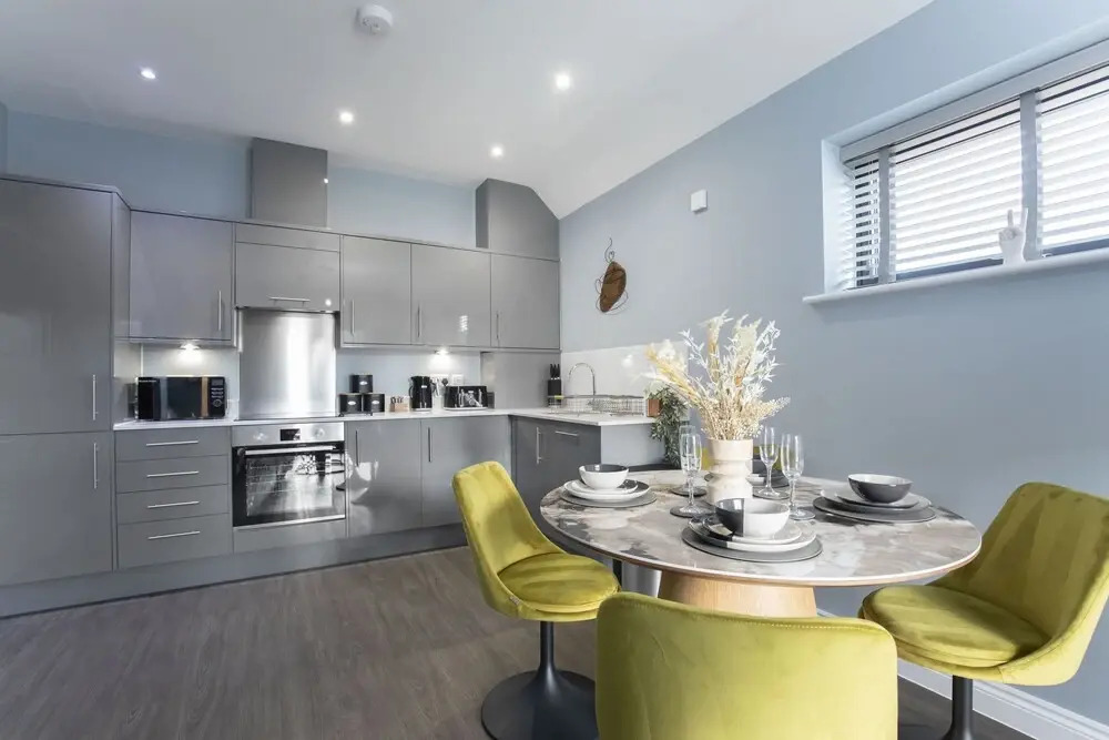 Elliot Oliver - Luxurious Two Bedroom Apartment in The Docks