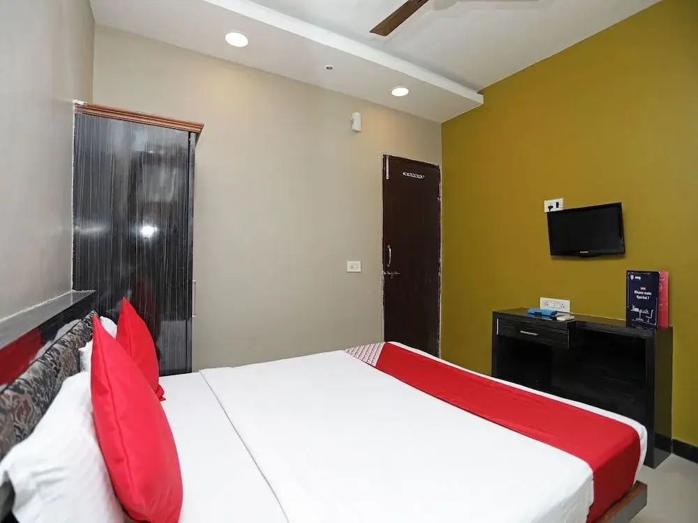 OYO 13392 Hotel Neeraj
