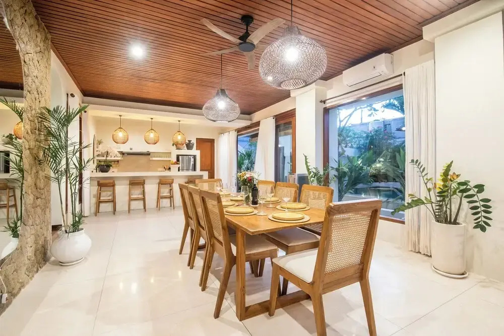 Spacious 4 BR Walking Distance to Finns Beach