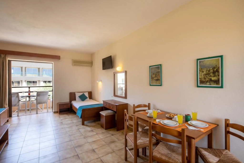 Rossis Beach Hotel