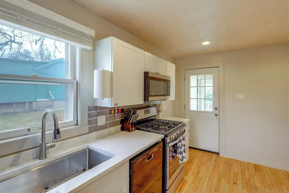 Walk to Nightlife District! Omaha Benson Bungalow