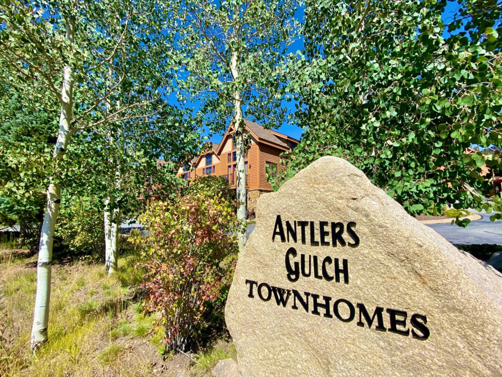 Upgraded 2bdr In Ge/walk To Slopes, Fireplace & Balcony 2 Bedroom Condo by RedAwning
