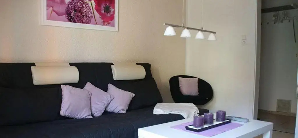 Gemuetliche-und-moderne-3-Zimmer-Ferienwohnung-mit-grosser-Terrasse-stadtnah