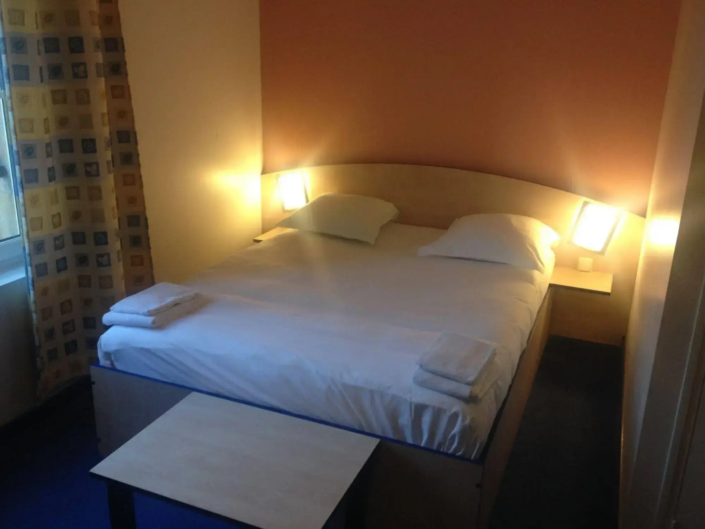 Hotel César climatisation dans la majorité des chambres Centre-ville Gare Charleville-Mézières