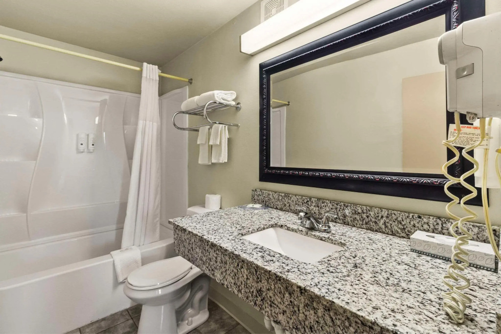 Quality Inn & Suites Green Bay Downtown