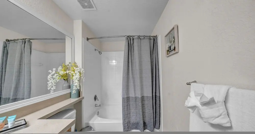 Modern 2BR 2BA Pool Gym Near Airport 9