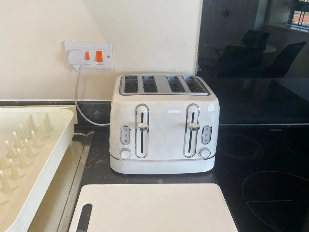 2 Bed Flat Near Old Trafford Stadium With Parking