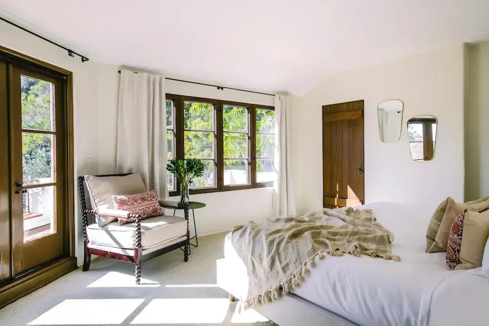 Frida by AvantStay | Sleeps 16! Prvt Estate w/ Tennis Ct & Mins to Beach!