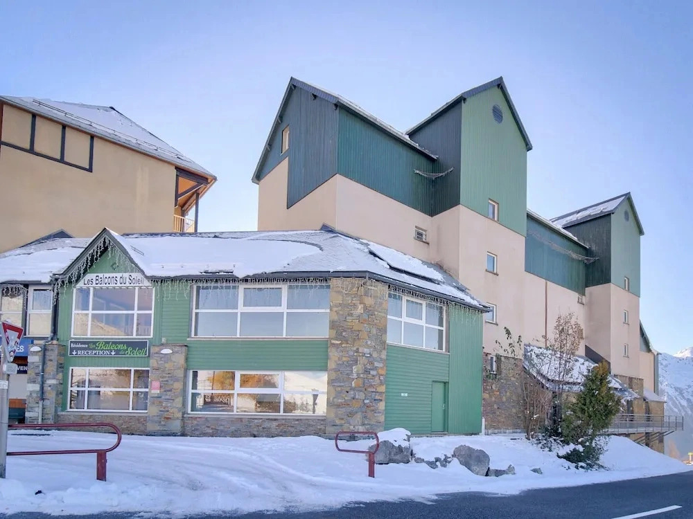 Central Renovated Stay for Four