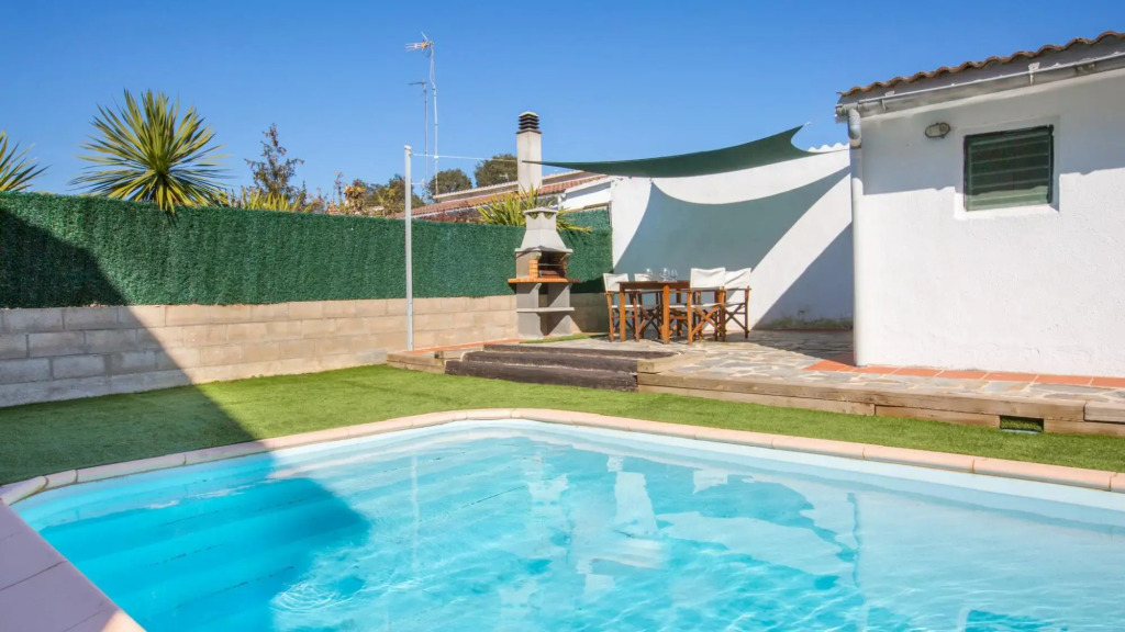 Ona in Vidreres with 3 bedrooms and 2 bathrooms