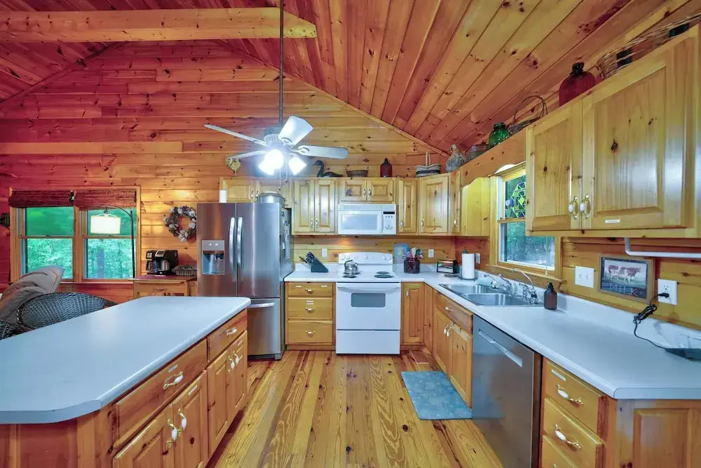 Mountain Community Home In Ellijay! Games, Private Hot Tub and Sunsets!