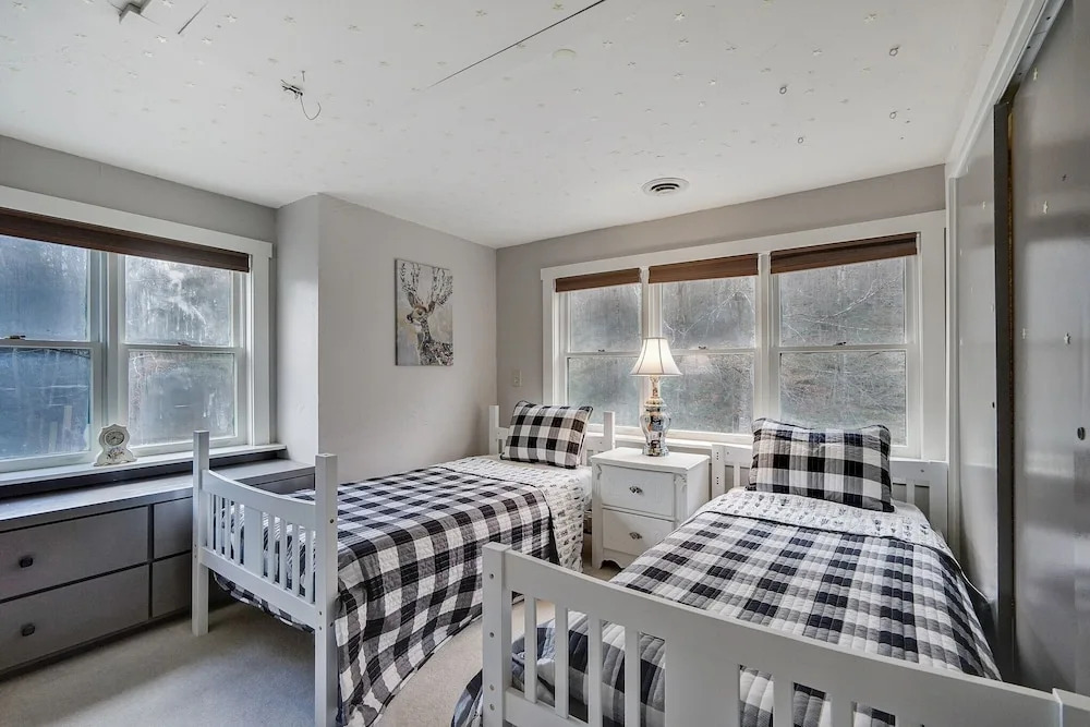 Killington Mountain Home! HotTub & 5 min to Skiing! 3 Bedroom Home by RedAwning