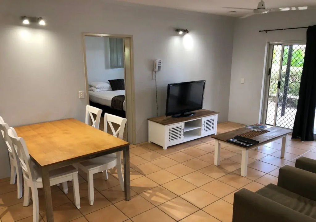 Cairns Reef Apartments & Motel