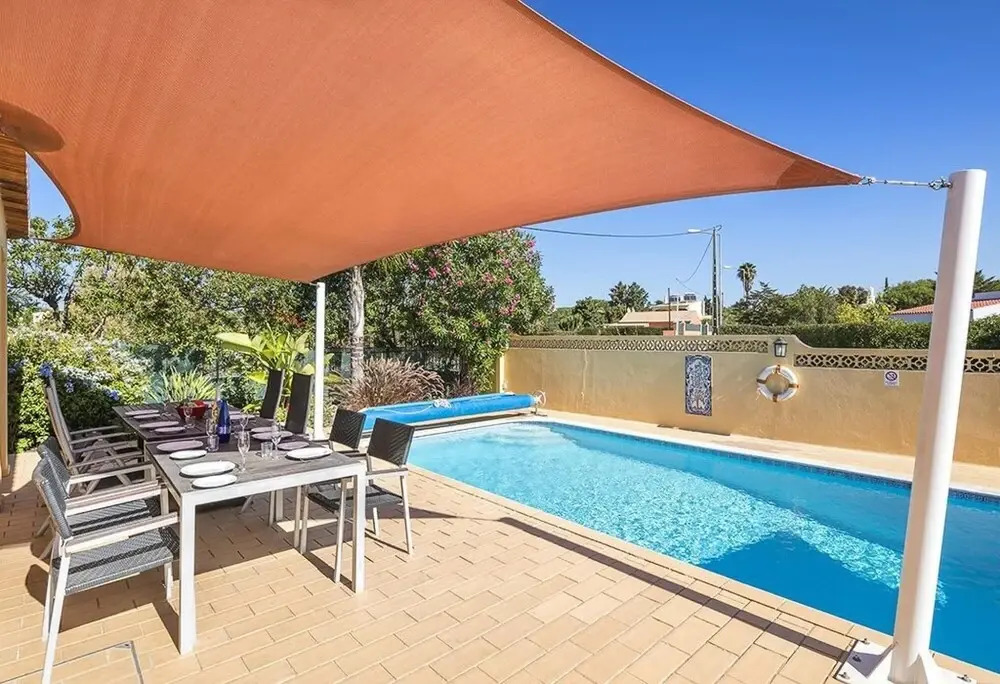 Villa Amarela - free heated pool short walk to centre of Carvoeiro