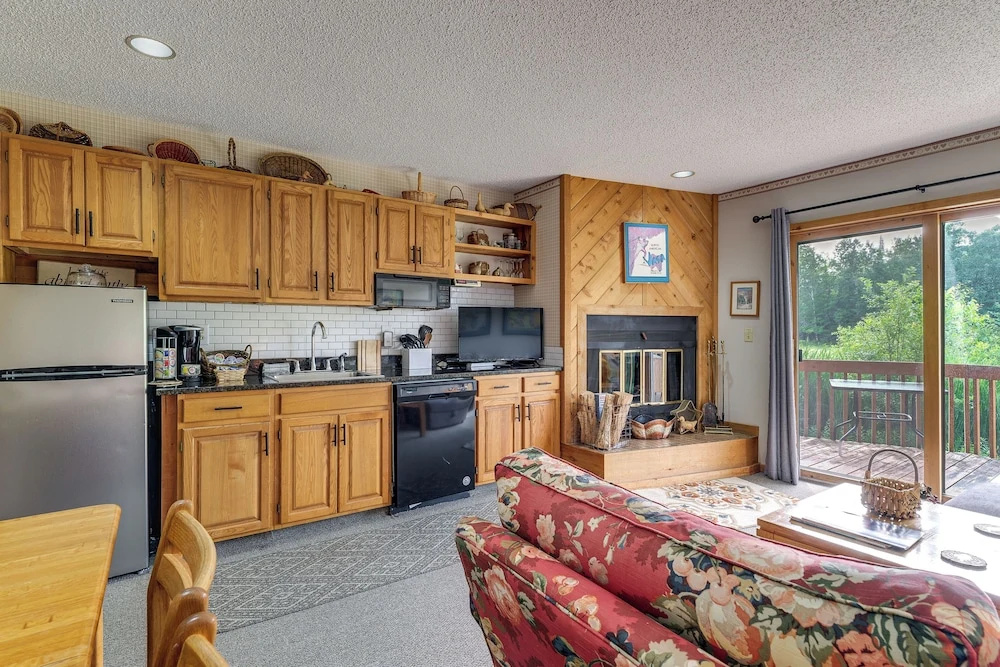 Condo on First Green w/ Deck at Schuss Mountain!