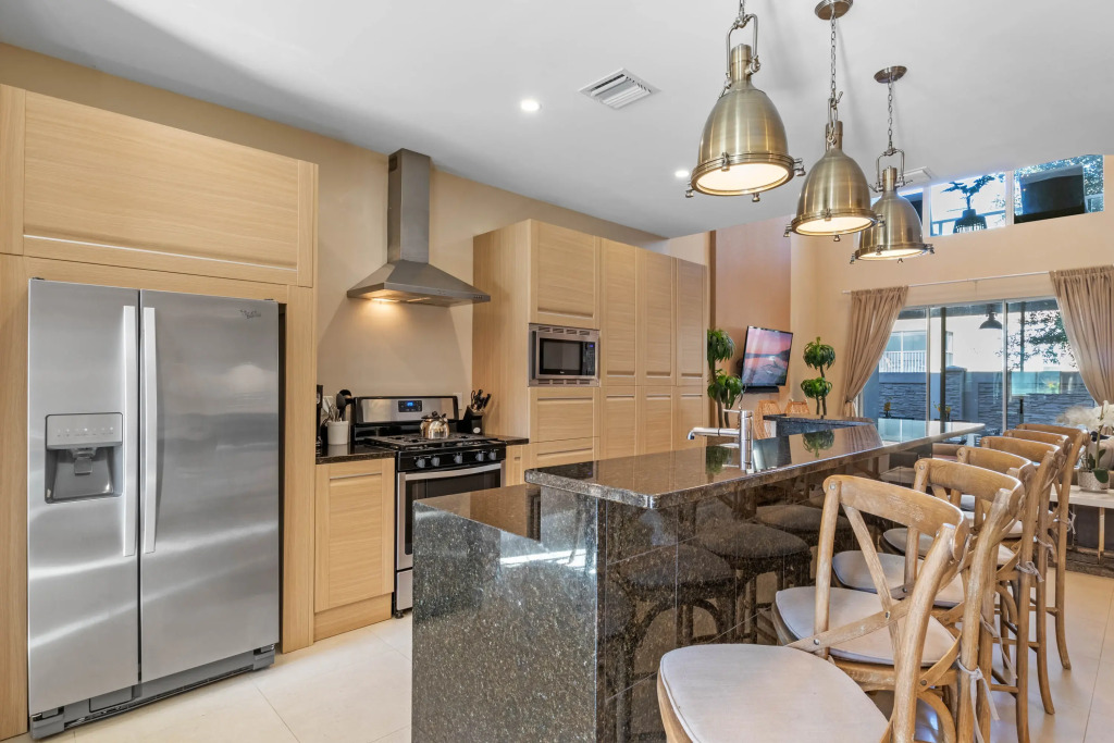 4 Bedrooms 45 Bathrooms Magic Village7603Rd