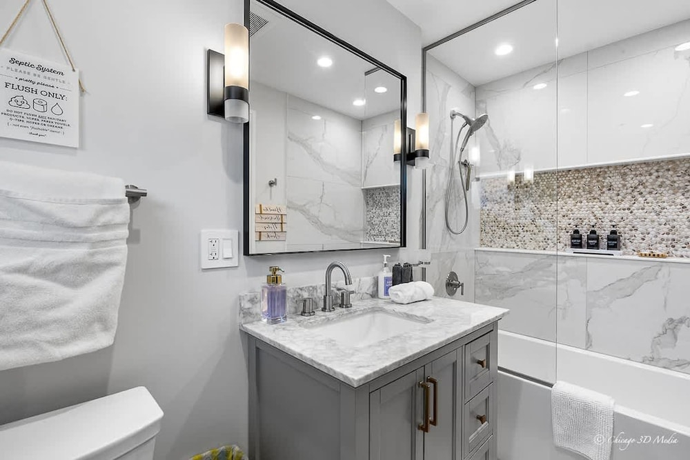 Casa 22 Luxury Modern 3BD 2BA Home in Skokie