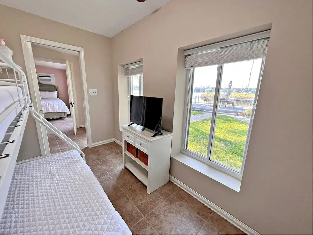 Porpoise Pass - Ground Floor Guest Suite