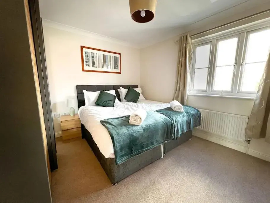 Lovely 4 Bedroom Apartment With Free Internet, study and Parking