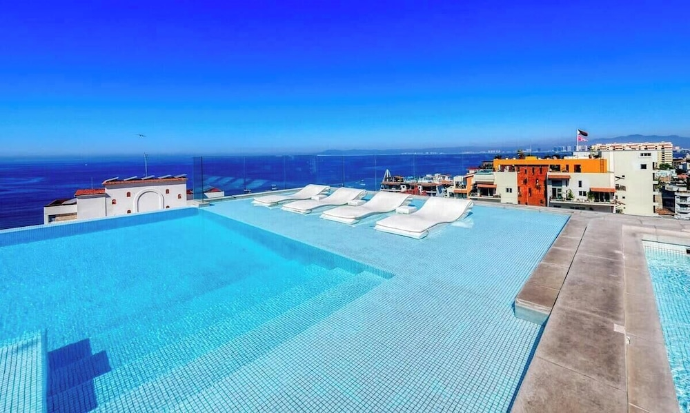 Stunning 2 BR Condo in Romantic Zone - Pool