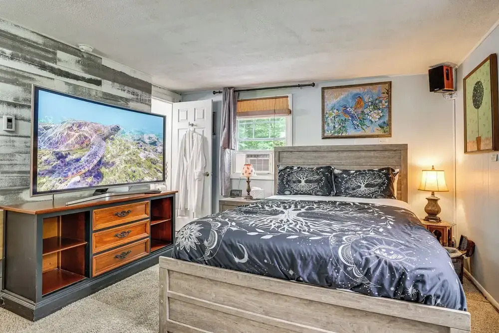 Artsy Cottage in Scotrun w/ Studio Space & Hot Tub