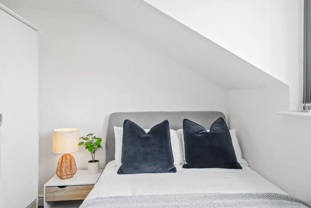 6 Sarah House by Truestays - 2 Bedroom Apartment - FREE Wifi & Parking
