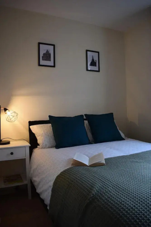 Comfortable Apartment Parking Included City Centre Proximity