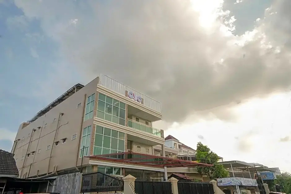 Vaccinated Staff - OYO 948 Vivi Residence Syariah II