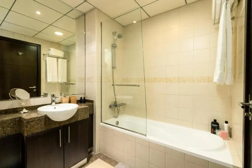 Quintessential Quarters - Breathtaking 29th Floor Views