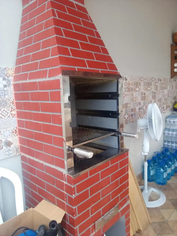 Casa de 4 suites com piscina, próxima a praias e do centro de Ubatuba