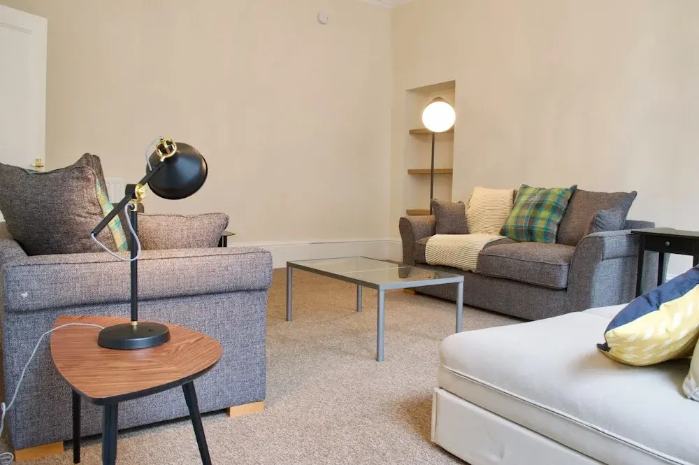 3 Bedroom Apartment In Edinburgh