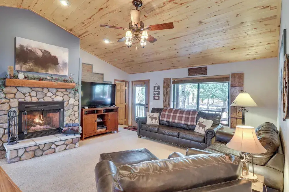 3 Mi to Fool Hollow Lake: Cozy Cabin w/ Fire Pit
