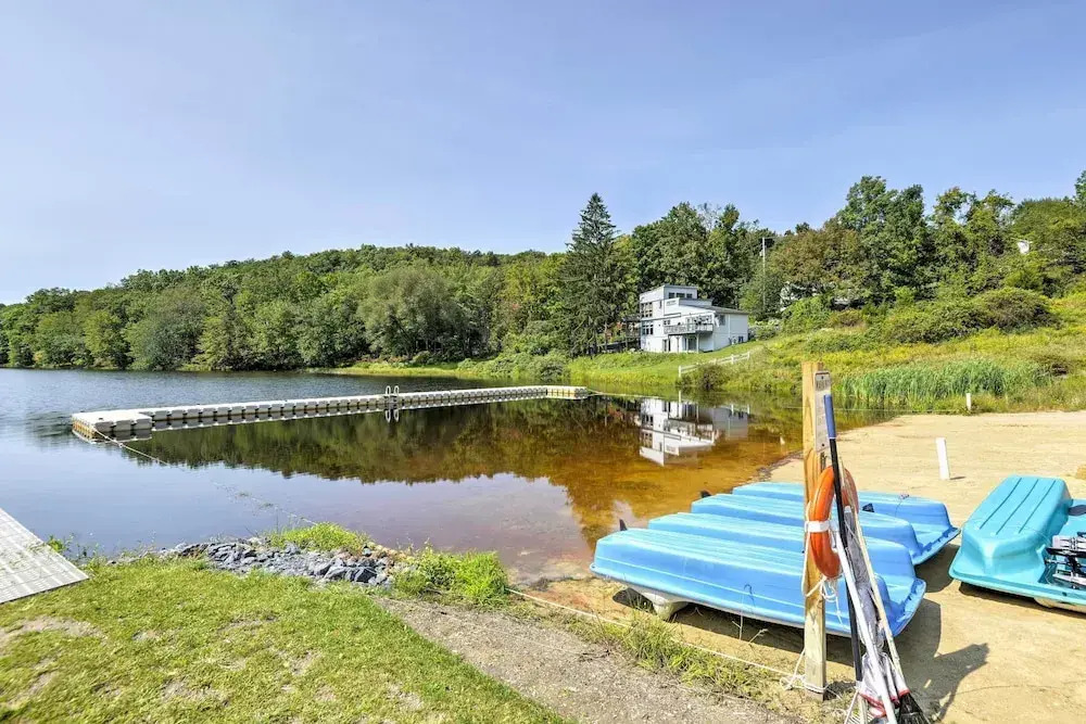 Hot Tub & Pool Access: Year-round Pocono Retreat!