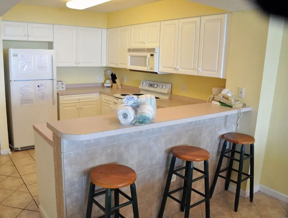 Ashworth 1402 3 Br condo by RedAwning