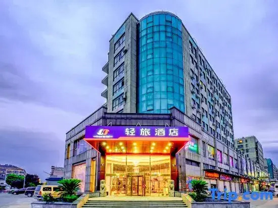 Light travel hotel (jiaxing honghe woolen sweater market store)