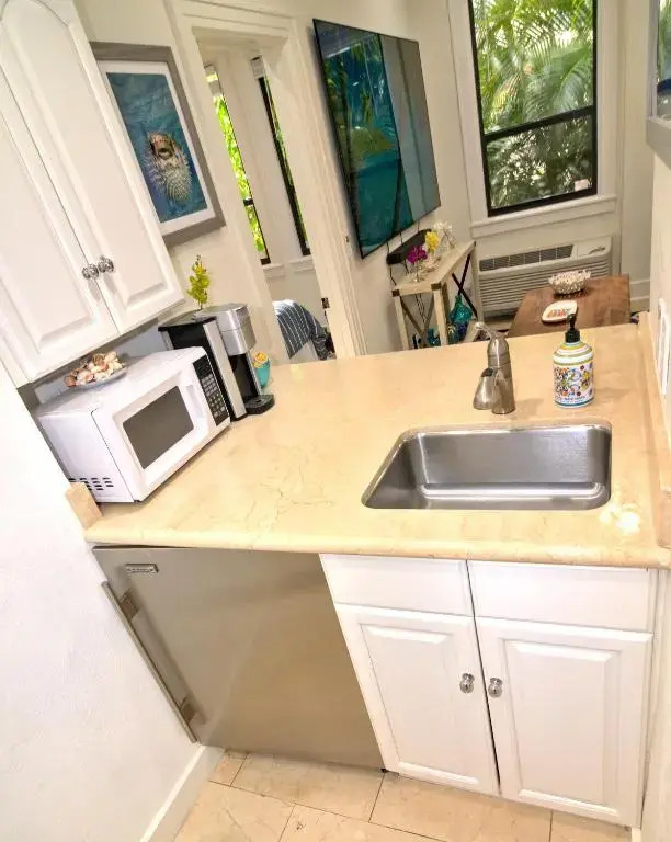 Palm Beach Paradise Walk to Beach Pool WiFi 86" TV WiFi