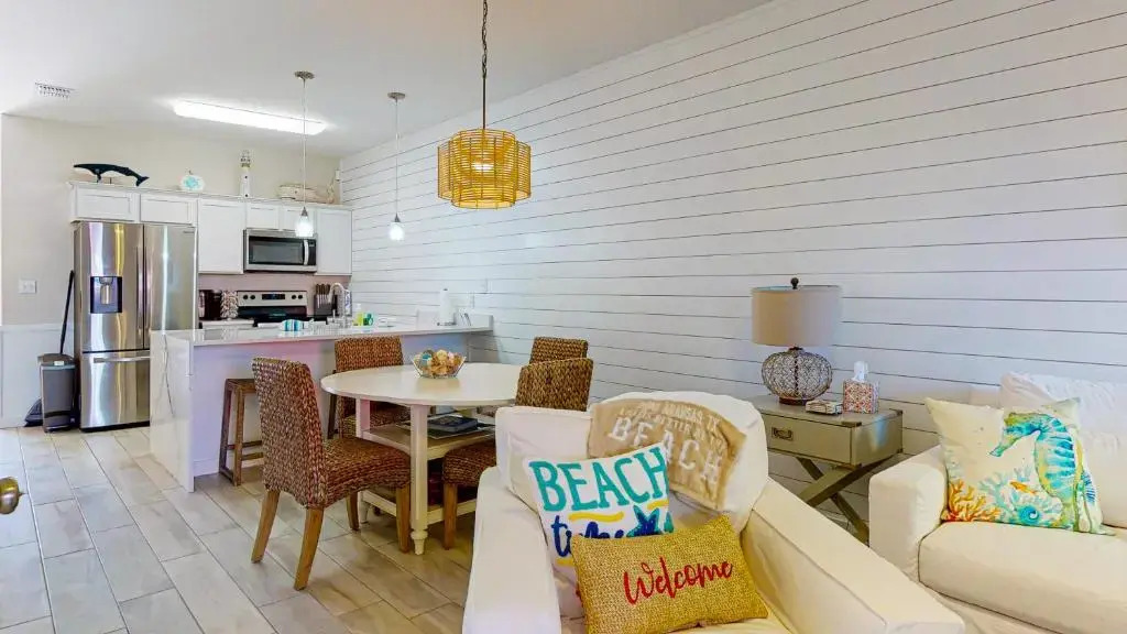 BC102 Beautifully Decorated Townhome, Heated Shared Pool, 1 Minute to Beach