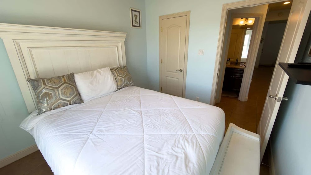 Near Beach Retreat - Ground Floor - Pool - Walk To All 2 Bedroom Apts