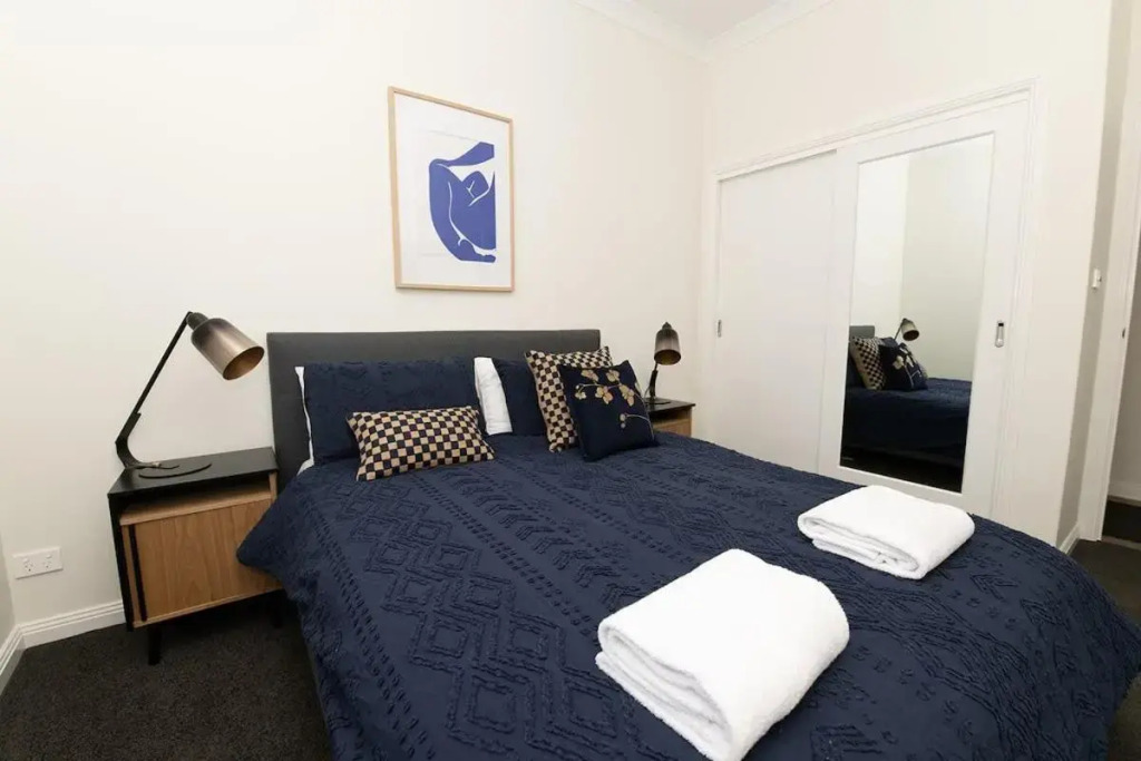 McNamara Lane Large CBD home Freshly renovated 7 Smart TV's Sleeps 11