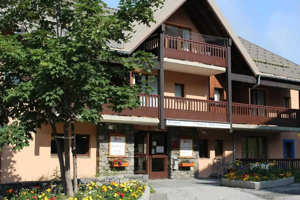 Pied de pistes, résidence 3 étoiles tout confort dont terrasse et piscine