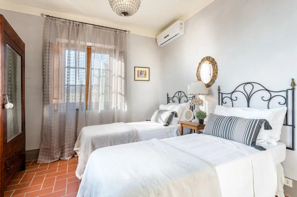 Villa Alberta, Panoramic 4 Bedrooms Farmhouse with Private Pool in Lucca close to Town Centre
