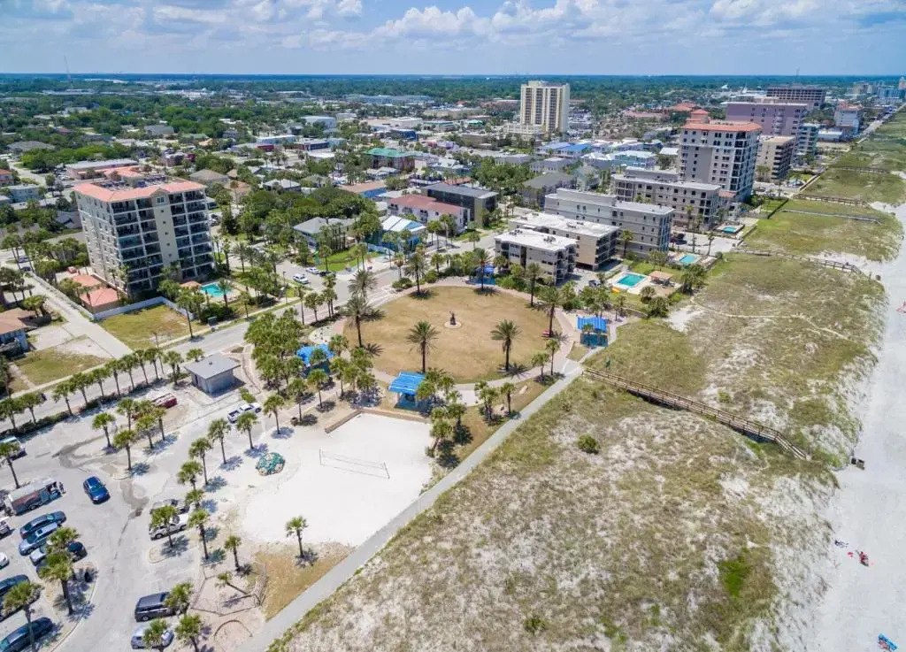Beachcomber 301, 2 Bedrooms, Near Mayo Clinic, Sleeps 4, Pool