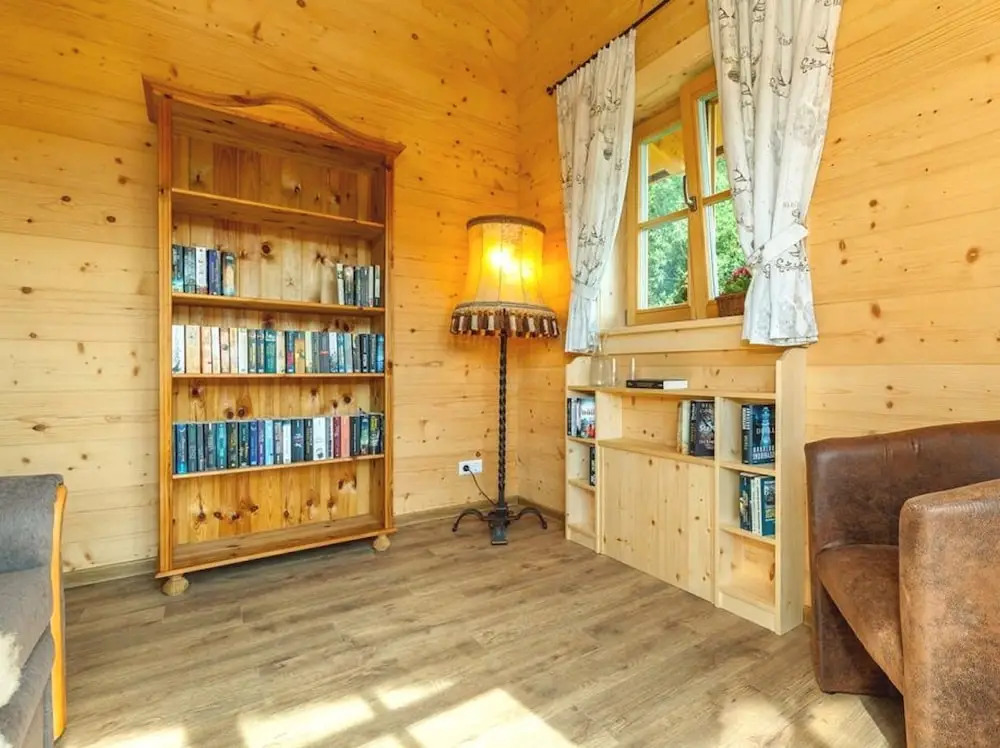 Chalet unter weissblauem Himmel