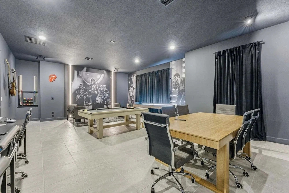 Paradisos Luxurious New Home w 15 Ensuites